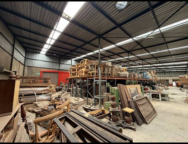 1,100M² WAREHOUSE TO LET IN INDUSTRIA WEST